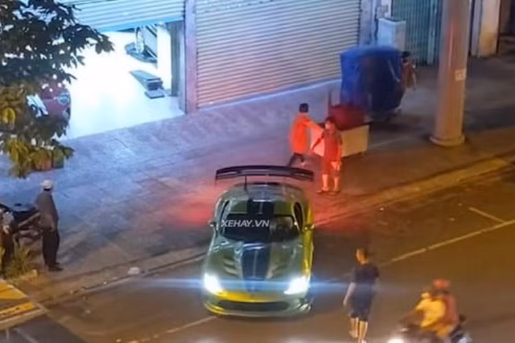 Chi tiết để phân biệt giữa Viper tiêu chuẩn và phiên bản ACR chính là cánh gió đuôi siêu “khủng” và nó còn tuyệt vời hơn nữa khi xuất hiện trên Dodge SRT Viper ACR thế hệ thứ 5 mới “hạ lốp” tại Việt Nam. Cánh gió này có thể tạo được lực ép cực lớn lên mặt đường khi vào cua ở tốc độ cao. Bên cạnh đó, cản trước, hai vây gió đặt tại vòm bánh cũng có tác dụng tối ưu lực ép của xe.