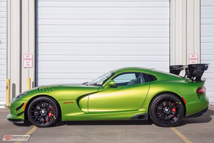 Viper ACR được xem là đối thủ cạnh tranh trực tiếp với Porsche 911 GT3 RS hay Lotus Exige. Hiện vẫn chưa rõ giá xe Dodge SRT Viper ACR tại thị trường Việt Nam là bao nhiêu, nhưng chắc chắn không hề rẻ.