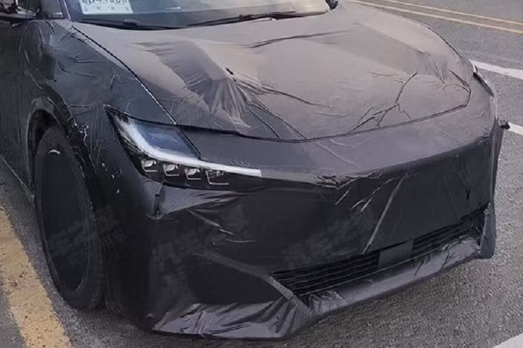 Mới đây, cánh săn ảnh đã bất ngờ bắt gặp mẫu xe điện Toyota bZ5 trên đường thử tại Trung Quốc. Khác với "đàn anh" bZ4X, Toyota bZ5 mang trên mình thiết kế sedan thay vì SUV. Khi chạy trên đường thử, chiếc Toyota bZ5 được ngụy trang kín mít. Tuy nhiên, trên xe lại dán đề-can hé lộ kích thước của mẫu sedan thuần điện này.