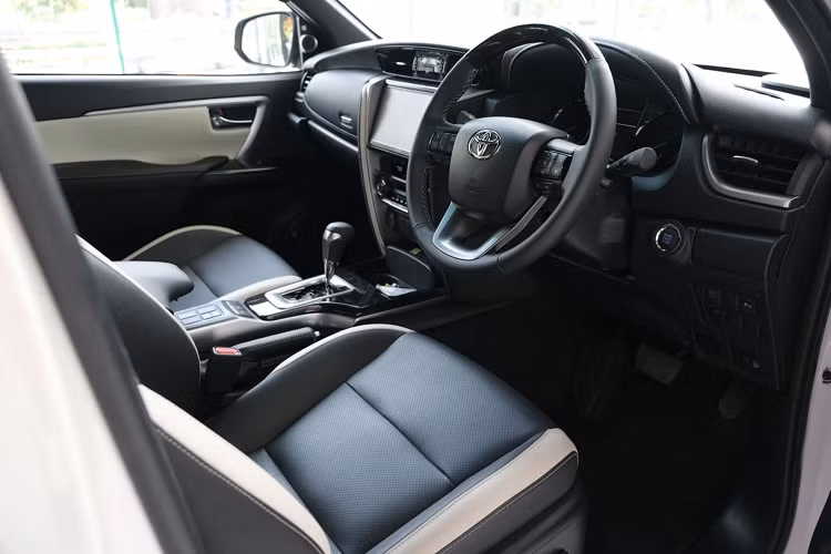 Bên cạnh lớp wrap màu xám. Fortuner Legender phiên bản kỷ niệm 60 năm đi kèm với “dàn chân” lắp bộ mâm sơn màu xám nòng súng (Gun Matte), lưới tản nhiệt phía trước được trang trí bằng màu đen bóng (Piano Black). Thân xe có logo kỷ niệm 60 năm - 60th Anniversary.