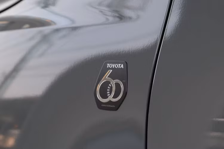 Trong đó, đáng chú ý nhất là chiếc Toyota Fortuner Legender 60th Anniversary mang màu xám xi măng được trưng bày. 