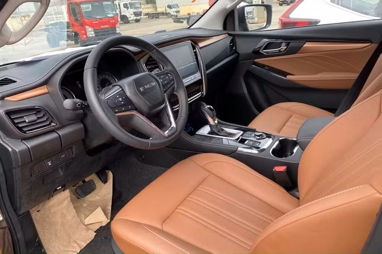 Di chuyển ra phía sau, Isuzu mu-X 2022 cũng sở hữu phần đuôi xe mới với cụm đèn hậu mỏng hơn, ô cửa kính sau vuông vắn và mang tới cái nhìn đẹp mắt hơn hẳn so với trước đây. Cánh gió trên cao giúp giảm đi cảm giác trống vắng nơi tiếp điểm giữa nóc xe và kính hậu, bên cạnh đó là dải đèn LED phanh giúp tăng thêm khả năng nhận diện cho xe khác trong đêm tối, đảm bảo hơn độ an toàn trong các trường hợp phanh gấp hoặc có sự cố.