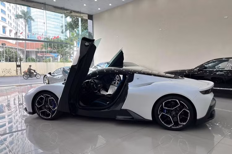 Siêu xe Maserati MC20 được đánh giá ngon-bổ-rẻ từ khi ra mắt với giá bán tại nước ngoài chỉ 4,4 tỷ đến 5,7 đồng tùy theo cấu hình khách hàng chọn nhưng ngoại hình hay động cơ của xe đều tương đương hoặc ăn đứt các siêu xe sử dụng động cơ V8 hay V12 dung tích lớn hơn rất nhiều. Cụ thể, chiếc siêu xe thương mại đầu tiên của hãng xe Maserati được trang bị khối động cơ xăng V6, dung tích 3.0 lít, tăng áp kép, bơm ra công suất tối đa chỉ 621 mã lực và mô-men xoắn cực đại 730 Nm.
