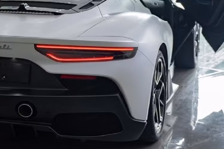 Siêu xe Maserati MC20 đang rao bán trên 19 tỷ đồng không chỉ gây ấn tượng với thiết kế bắt mắt mà còn sở hữu cửa cánh bướm cá tính, nội thất xe có tùy chọn ghế ngồi với 2 tông màu là đen và sọc xanh dương Cileo mô phỏng 3D. Đây là tùy chọn mà hãng xe Ý đã đưa ra cho Maserati MC20. Chưa hết, chiếc siêu xe Maserati MC20 đầu tiên xuất hiện ở Hà Nội còn có nhiều chi tiết carbon nhám, logo MC20 cùng quốc kỳ Ý xuất hiện trên bảng táp-lô trước mặt người ngồi bên ghế phụ, vô lăng bọc da cao cấp kết hợp carbon...