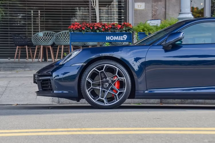 Mâm xe của chiếc Porsche 911 Carrera 4S trong bài được sơn đen và chạy chỉ màu bạch kim tạo điểm nhấn.