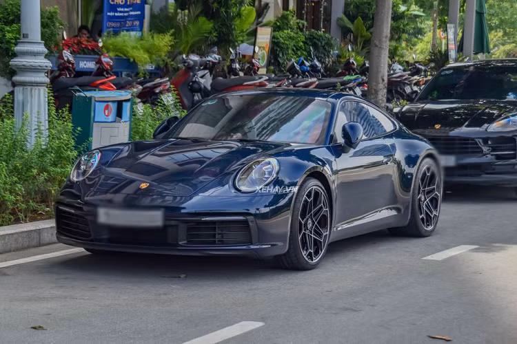 Tại Việt Nam, Porsche 911 đời 992 đang được rất nhiều đại gia ưa chuộng và đặt mua chính hãng. Phiên bản được số đông lựa chọn là Carrera S trong khi số ít lựa chọn bản mui trần hoặc 4S.