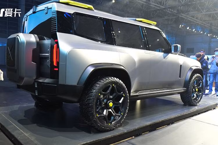 Một số điểm nhấn ở ngoại thất của bản concept Jetour T-X 2022 mới này bao gồm dòng chữ Jetour được chiếu sáng trên lưới tản nhiệt, đèn pha LED, vòm bánh hình hộp cứng cáp, các trụ sơn đen, lốp A/T, móc kéo màu vàng tích hợp trên cản va trước và thanh giá nóc tích hợp đèn LED.