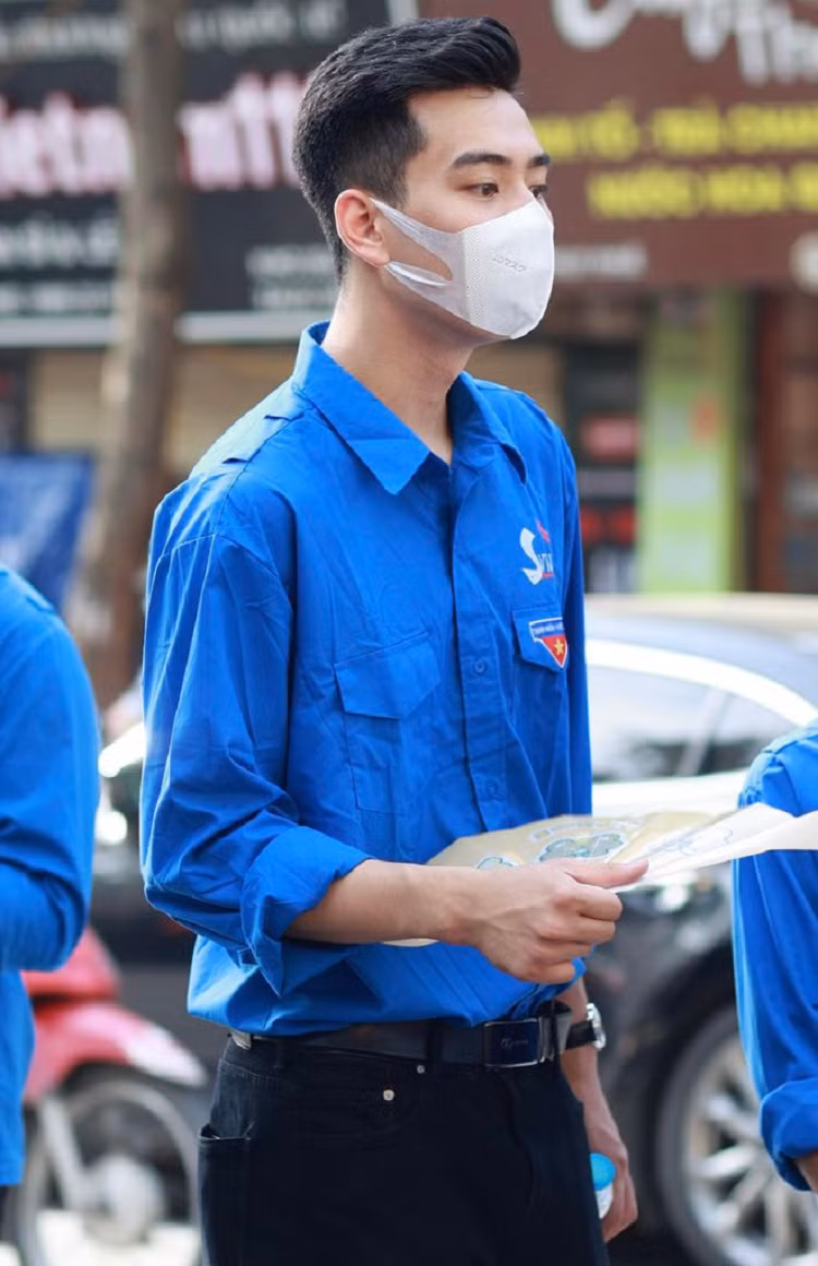 'Hot boy tình nguyện' 1m87 chiếm sóng tại kỳ thi lớp 10: 'Bỏ khẩu trang ra trông mình khác lắm' 'Hot boy tinh nguyen' 1m87 chiem song tai ky thi lop 10: 'Bo khau trang ra trong minh khac lam'