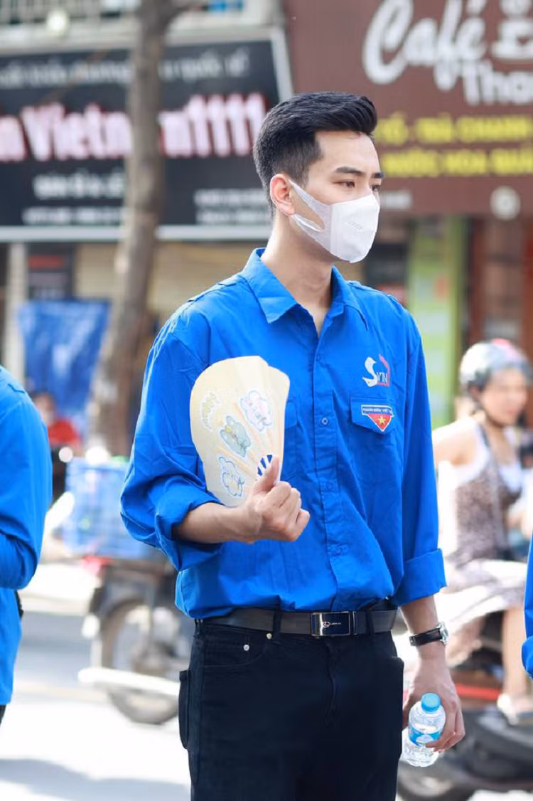 'Hot boy tình nguyện' 1m87 chiếm sóng tại kỳ thi lớp 10: 'Bỏ khẩu trang ra trông mình khác lắm' - Hình 2 'Hot boy tinh nguyen' 1m87 chiem song tai ky thi lop 10: 'Bo khau trang ra trong minh khac lam'-Hinh-2