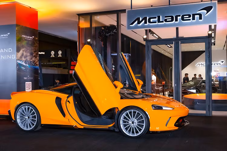 Chiếc McLaren GT chính hãng được trưng bày tại đại lý sở hữu màu sơn ngoại thất cam, mâm đa chấu 20 inch và cùm phanh màu đen. Là mẫu xe thể thao được chế tạo với mục đích có thể sử dụng hàng ngày, thiết kế của McLaren GT có phần "hiền" hơn những mẫu xe khác trong dải sản phẩm của hãng xe Anh quốc.