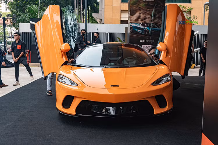 “Trái tim” của McLaren GT là khối động cơ tăng áp kép V8, dung tích 4.0L tạo ra 620 mã lực và 630 Nm momen xoắn tại dải vòng tua 5.500 - 6.500 vòng/phút. Đi kèm là hộp số tự động ly hợp kép 7 cấp, cho phép siêu xe tăng tốc từ 0 - 100 km/h trong vòng 3.2 giây, trước khi đạt vận tốc tối đa 326 km/h.