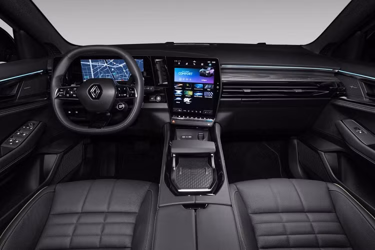 Ở sườn xe, Renault Austral 2022 có nẹp màu đen bóng ở thân xe và hốc bánh. Các cột của xe đều được sơn màu đen, tạo hiệu ứng nóc "lơ lửng". Bản tiêu chuẩn của xe dùng vành hợp kim 17 inch trong khi vành 20 inch là trang bị tùy chọn. Đằng sau Renault Austral 2022 xuất hiện cụm đèn hậu LED có tạo hình chữ "C" bên trong, tương tự dải đèn LED định vị ban ngày, và nối với dải đèn LED nằm trên cửa cốp. Cản sau cũng được ốp màu đen bóng giống sườn xe và tích hợp bộ khuếch tán gió.