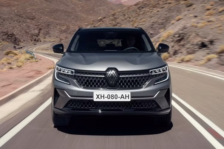 Đồng thời, mẫu xe SUV Renault Austral 2022 sẽ là mẫu xe thay thế đàn anh Kadjar. Theo Renault, Austral mới có chiều dài 4.510 mm, chiều rộng 1.830 mm, chiều cao 1.620 mm và chiều dài cơ sở 2.670 mm. Như vậy, xe có chiều dài cơ sở chỉ nhỉnh hơn Honda CR-V (2.660 mm) nhưng kém Mazda CX-5 (2.700 mm) hoặc Hyundai Tucson (2.755 mm).