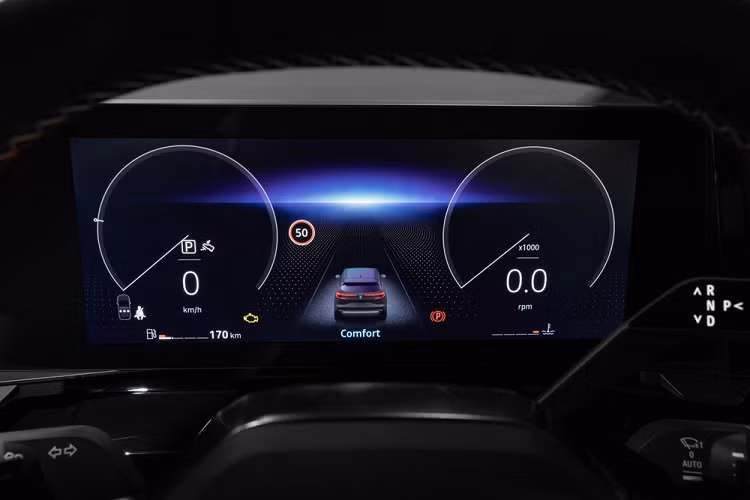 Bước vào bên trong Renault Austral 2022, người lái có lẽ sẽ ngạc nhiên với không gian nội thất công nghệ cao của mẫu SUV cỡ C này. Có được điều đó là nhờ sự kết hợp giữa màn hình 12,3 inch của bảng đồng hồ kỹ thuật số, màn hình thông tin giải trí dạng cảm ứng 12 inch và màn hình hiển thị thông tin kính lái 9,3 inch. Hệ thống thông tin giải trí của xe tích hợp Google và có thể kết hợp với dàn âm thanh Harman Kardon Hi-Fi tùy chọn.