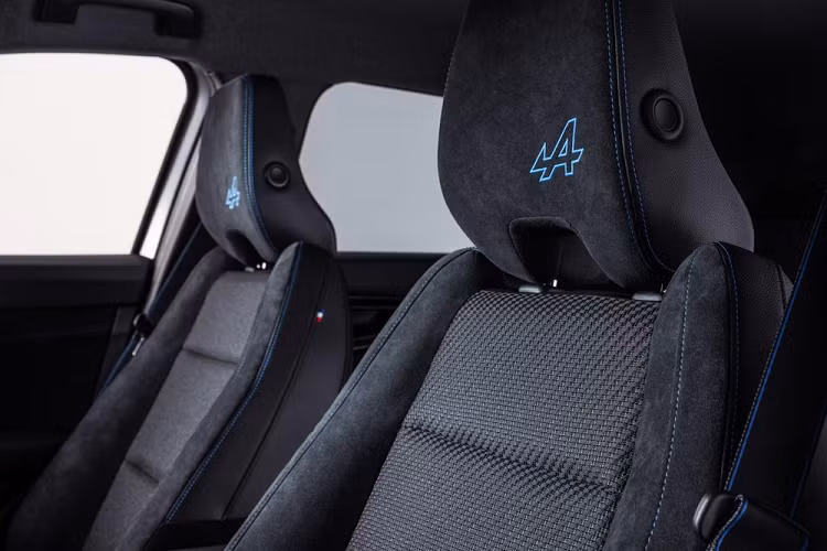 Ngoài ra, Renault Austral 2022 còn có thể tích khoang hành lý dao động từ 500 - 575 lít, tùy thuộc vào việc xe được trang bị hàng ghế sau cố định hay có thể trượt. Ở Renault Austral 2022 phiên bản hybrid, thể tích khoang hành lý giảm xuống còn 430 lít hoặc 555 lít.