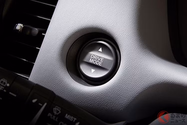 Hãng Honda khẳng định hệ truyền động này sẽ tạo ra công suất tối đa lớn hơn và cải thiện cả phản ứng chân ga. Ngoài ra, khách hàng Nhật Bản mua Honda Jazz 2023 có thể chọn cả động cơ xăng thông thường.