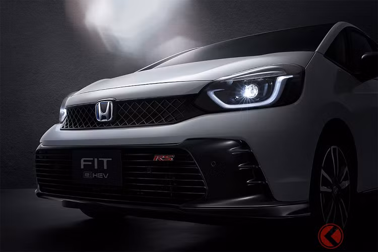 Xe còn được bổ sung những tính năng mới vào gói công nghệ an toàn chủ động Honda Sensing, bao gồm hệ thống hỗ trợ lái xe khi tắc đường, camera đa góc và hệ thống cảnh báo điểm mù