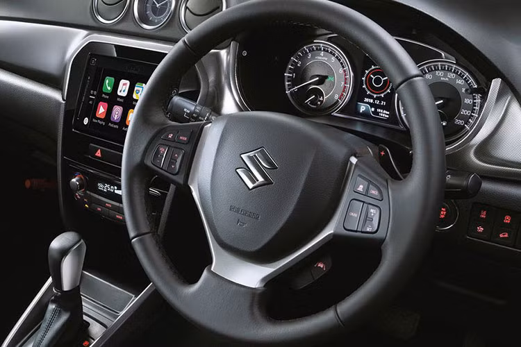Tiến vào bên trong Suzuki Grand Vitara 2022, người dùng sẽ bắt gặp nội thất bọc bằng chất liệu giả da, vô lăng tích hợp phím chức năng, màn hình cảm ứng trung tâm 9 inch, phục vụ hệ thống thông tin giải trí Smart Play Pro Plus, màn hình hiển thị thông tin kính lái, cửa sổ trời toàn cảnh Panorama và ghế trước có tính năng làm mát.