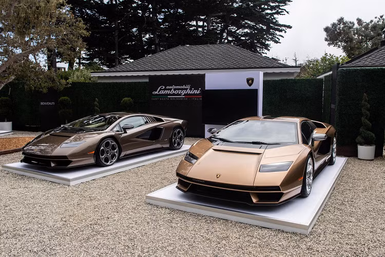 Bộ đôi Countach LPI 800-4 xuất hiện tại Monterey Car Week 2022 thực chất là 2 đơn hàng đầu tiên được giao đến tay khách hàng Mỹ. Một chiếc mang trên mình màu nâu sẫm Luci Del Bosco, trong khi chiếc còn lại nổi bật với màu vàng đồng Bronzo Zante ánh kim. Đại diện Lamborghini cho biết, cả 2 màu sơn này sẽ không xuất hiện lại trên bất kỳ chiếc Countach LPI 800-4 nào được bàn giao đến Mỹ trong tương lai.