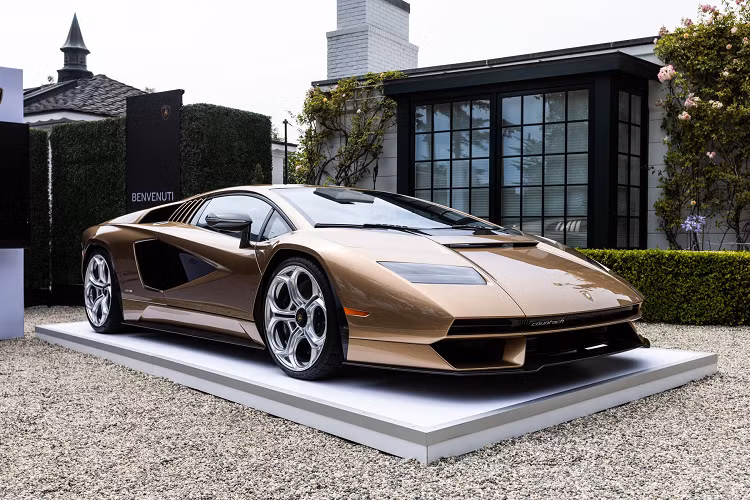 Sẽ chỉ có 112 chiếc Lamborghini Countach LPI 800-4 2022 triệu đô được sản xuất với giá khởi điểm từ 61 tỷ đồng. Trong đó, 2 chiếc Lamborghini Countach LPI 800-4 mới đến Mỹ được xây dựng màu sơn không đụng hàng là nâu đậm và xe còn lại mang màu nâu sáng, chủ nhân của xe đã nghiên cứu và lựa chọn rất kỹ bảng màu do bộ phận cá nhân hóa của hãng xe Lamborghini đưa ra.