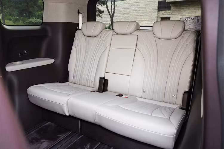Bệ tì tay của xe còn tích hợp màn hình cảm ứng để hành khách chỉnh điều hòa, âm lượng và video. Trong khi đó, hàng ghế cuối của xe có tính năng chỉnh điện và gập 60:40 bằng nút bấm.