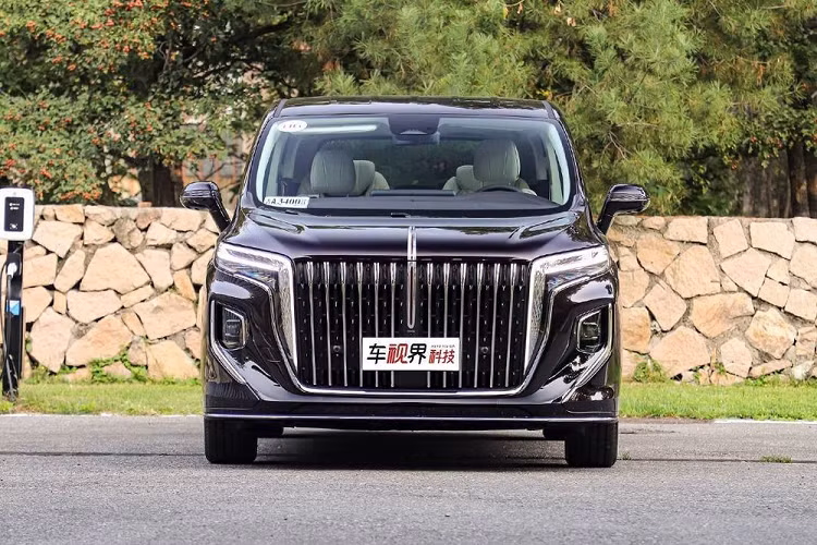 Là mẫu MPV cao cấp của thương hiệu Hồng Kỳ (Hongqi), HQ9 cạnh tranh với những đối thủ như Toyota Alphard, Denza D9, Voyah Dreamer và Buick GL8 Avenir ở thị trường Trung Quốc. So với "chuyên cơ mặt đất" Toyota Alphard, mẫu MPV này có kích thước lớn hơn khá nhiều. Cụ thể, xe có chiều dài 5.222 mm, chiều rộng 2.005 mm, chiều cao 1.892 mm và chiều dài cơ sở 3.200 mm.