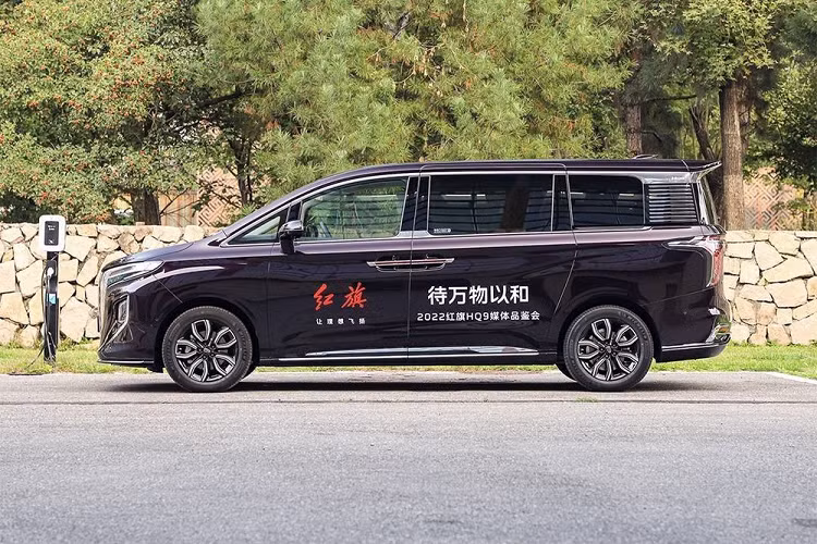 Bên ngoài, mẫu xe MPV Hồng Kỳ HQ9 2023 được áp dụng phong cách thiết kế đặc trưng của thương hiệu Hồng Kỳ. Xe được trang bị lưới tản nhiệt cỡ lớn với các nan nằm dọc theo phong cách thác nước. Bao quanh hai bên lưới tản nhiệt là nẹp mạ crôm dày dặn và đèn chờ dẫn đường.