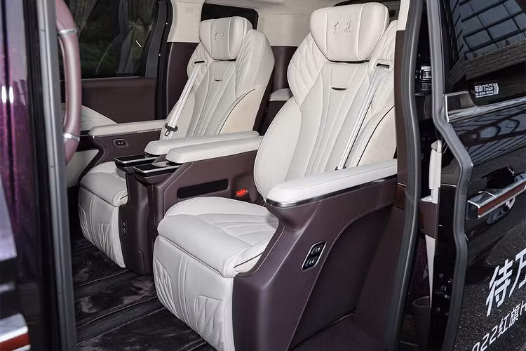 Tuy có kích thước lớn nhưng mẫu MPV này lại chỉ dùng vành 17 inch hoặc 18 inch. Vòng ra đằng sau, chúng ta sẽ bắt gặp cụm đèn hậu với thiết kế lấy cảm hứng từ Thiên An Môn của Trung Quốc và nằm vắt ngang đuôi xe. Tương tự cản trước và sườn xe, cản sau cũng được trang trí bằng nẹp mạ crôm nhằm tạo cảm giác cao cấp cho mẫu MPV này.