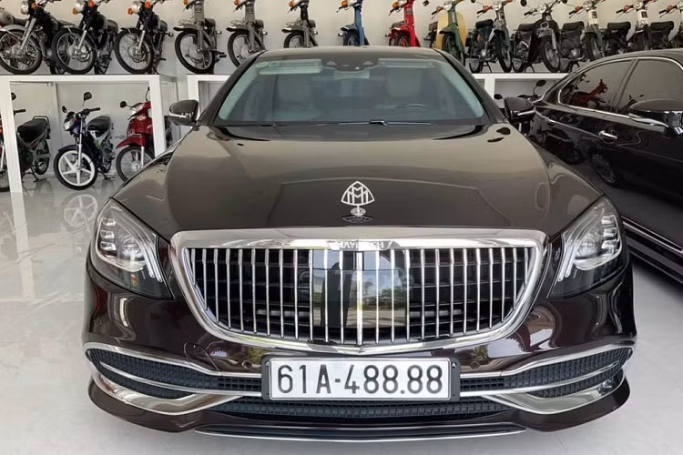 Mới đây trên mạng xã hội đã lan truyền khá nhiều video quay lại dinh thự của 1 đại gia sinh sống ở tỉnh Bình Dương và điều gây choáng ngợp người xem chính là dàn xe ôtô tiền tỷ biển tứ quý rất đỉnh, có thể nói đây là 1 nhà sưu tầm biển số đẹp. Quá trình tìm hiểu chúng tôi được biết chủ nhân của căn nhà này có tên là T.M.P, 1 người khá nổi tiếng trong giới gà chọi và còn là 1 doanh nhân kinh doanh trong nhiều lĩnh vực khác nhau.