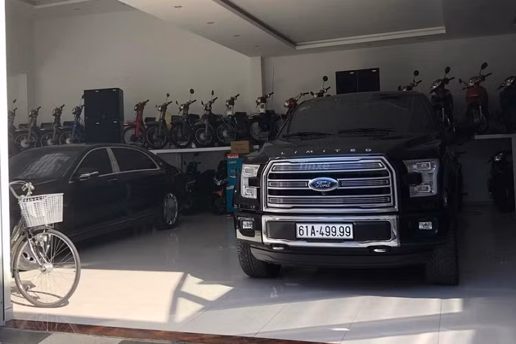 Thực tế, chiếc xe Lexus LS460L này phải sánh đôi cùng xe siêu sang Mercedes-Maybach S450 4Matic mới thấy được sự đẳng cấp của chủ nhân khi 2 xe sở hữu biển tứ quý 8 và chỉ khác nhau ở con số đầu tiên. Tất nhiên là chủ nhân cho xe đăng ký biển của tỉnh Bình Dương.