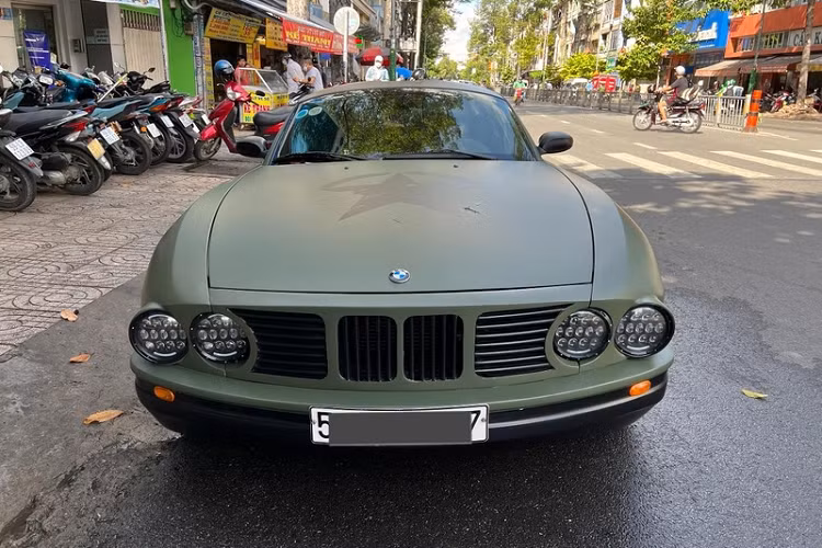 Tiếp theo, hệ thống đèn pha trên chiếc BMW Z4 E86 của QUA Vũ được thay mới hoàn toàn, cặp đèn đa giác nguyên bản đã được loại bỏ và thay bằng 2 cặp đèn hình tròn với hàng chục bóng đèn LED nhỏ ở bên trong.