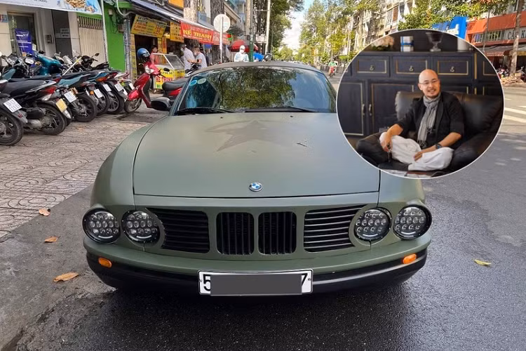 Kết quả là ông Vũ đã nhận về một chiếc BMW Z4 E86 cực độc, nếu chỉ nhìn phần đầu xe thì chắc hẳn nhiều người sẽ không thể nhận ra đây là mẫu BMW nào. Cụ thể, phần đầu xe đã được cắt gọn lại, lưới tản nhiệt được làm mới theo kiểu phân ô lạ mắt, ở giữa là lưới tản nhiệt dạng dọc quen thuộc, 2 bên lại là kiểu thanh ngang.