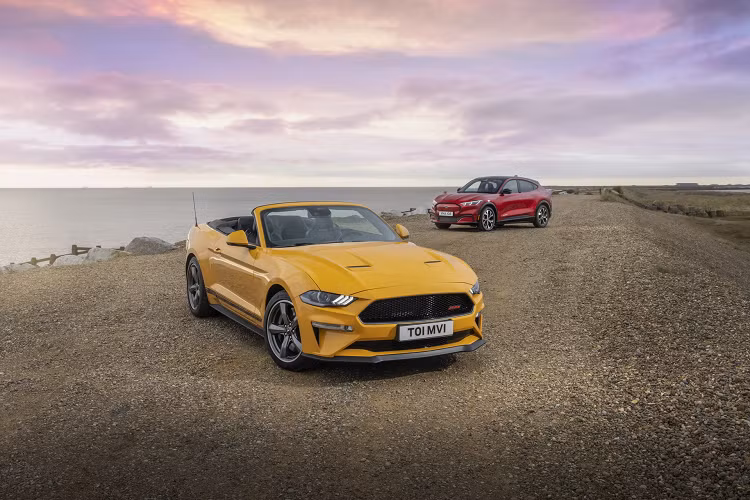 Mustang trang bị tiêu chuẩn với bộ vi sai hạn chế trượt, trong khi hệ thống treo MagneRide điều khiển điện tử là tùy chọn. Mẫu xe thể thao mui trần sở hữu loạt chế độ lái đa dạng như Normal, Sport, Track và Snow/Wet, cùng với chế độ “Good Neighbor” cho âm thanh ở ống xả êm hơn ở một vài thời điểm trong ngày.