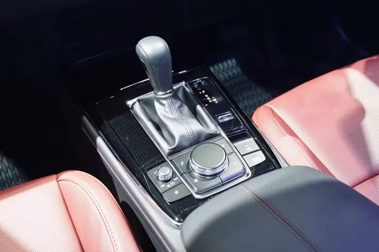Tương tự bản thường, Mazda CX-30 Carbon Edition cũng có 7 túi khí và gói công nghệ an toàn chủ động i-Activsense. Gói công nghệ này bao gồm hệ thống hỗ trợ giữ làn đường, cảnh báo phương tiện cắt ngang khi lùi, phanh tự động khi lùi, cảnh báo lệch làn đường, hệ thống kiểm soát hành trình bằng radar