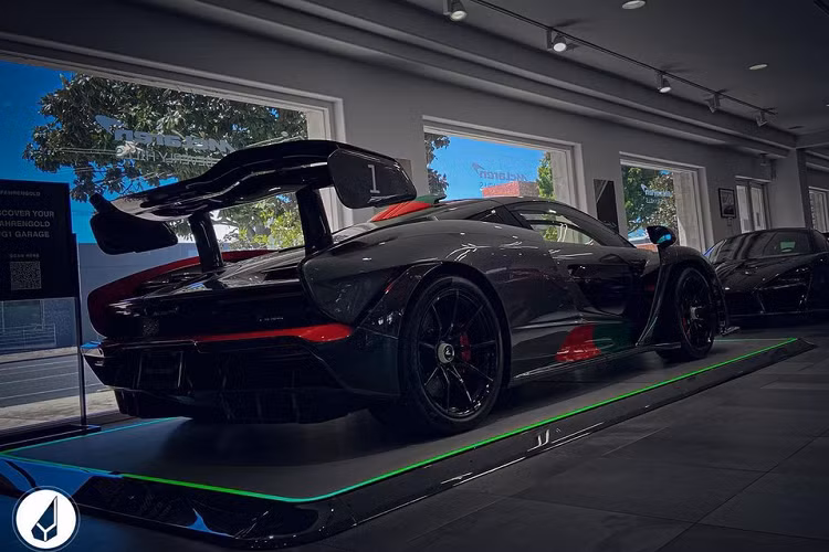 Trong tiếng Tây Ban Nha, “El Triunfo Absoluto” có nghĩa là “chiến thắng tuyệt đối”. Chiếc McLaren Senna XP bản đặc biệt này là một sự tri ân đến chiến thắng tại Mexican Grand Prix năm 1989 của Ayrton Senna.