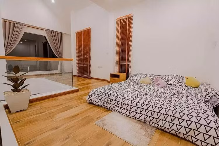 Bên cạnh đó, phòng vệ sinh chính được thiết kế thành nơi thư giãn, có bồn tắm nằm bên khung cửa sổ lớn. 