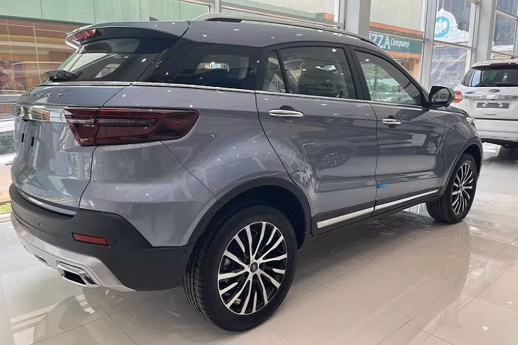 Ở bên trong, Ford Territory có phong cách thiết kế trẻ trung, hiện đại và cao cấp. Các trang bị trên xe gồm có hệ thống màn hình giải trí kích thước 10 inch có kết nối SYNC 3 và điện thoại thông minh, các cổng sạc USB, sạc không dây trên bản cao cấp, toàn bộ ghế ngồi bọc da kèm chức năng chỉnh điện ở hàng ghế trước, âm thanh 8 loa, gương chiếu hậu chống chói, điều hoàn tự động...