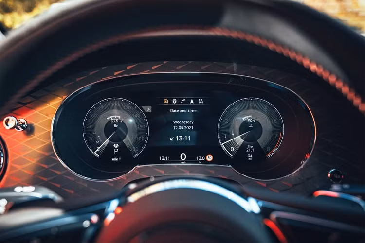 Chưa hết, Bentley Bentayga S 2022 còn được trang bị bộ vành hợp kim 22 inch đồ sộ, sơn màu bạc tiêu chuẩn. Nếu muốn, khách hàng có thể chọn bộ vành sơn màu đen bóng hoặc phối 2 màu cho chiếc Bentley Bentayga S mới của mình. Những điểm nhấn còn lại của xe bao gồm logo chữ "S" dập bên sườn xe, ngay trên cửa, và hệ thống xả thể thao mới với 2 ống xả hình bầu dục chia làm đôi ở giữa.