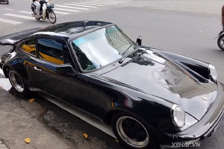 Chiếc Porsche 930 Carrera màu đen thuộc dạng cực hiếm trong bài viết này được xem là chiếc 930 Carrera đầu tiên về Việt Nam. Xe cũng thuộc sở hữu của ông Đặng Lê Nguyên Vũ.