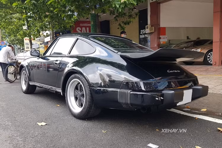 Được sản xuất từ năm 1975 đến năm 1989, Porsche 930 là thế hệ thứ hai của dòng xe 911 huyền thoại. 930 được kế thừa những tinh hoa của thế hệ đầu tiên, đồng thời được phát triển để vận hành ổn định trên đường phố, cũng như trở thành một mẫu xe thể thao có thể cầm lái hàng ngày.