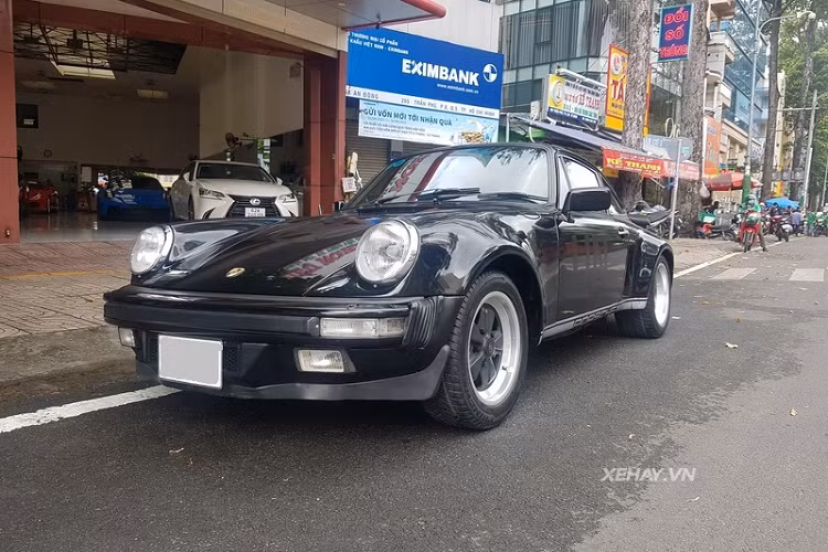 Porsche 930 của Đặng Lê Nguyên Vũ là mẫu xe cần người lái có kĩ năng tốt bởi xe sở hữu trục cơ sở ngắn, động cơ đặt sau, dễ xảy ra hiện tượng oversteer (thừa lái), nhưng Porsche 930 vẫn rất được người "chơi xe" săn đón.