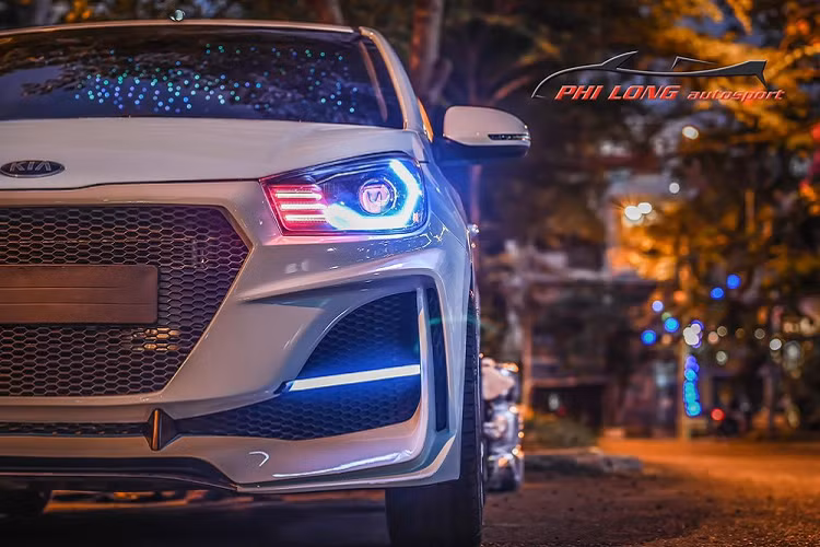 Cách tạo hình cho phần mặt tiền xe Kia Soluto đã giúp mẫu sedan hạng B có thêm nhiều nét cắt cùng với đó là lưới tản nhiệt và hốc gió cỡ lớn hầm hố. Vốn được trang bị hệ thống đèn pha halogen rẻ tiền nên trong dự án độ này, chủ nhân xe Kia Soluto đã nâng cấp toàn bộ đôi mắt của xe lên LED và thay luôn dải dèn LED chiếu sáng của xe dạng 3 tầng màu đỏ.