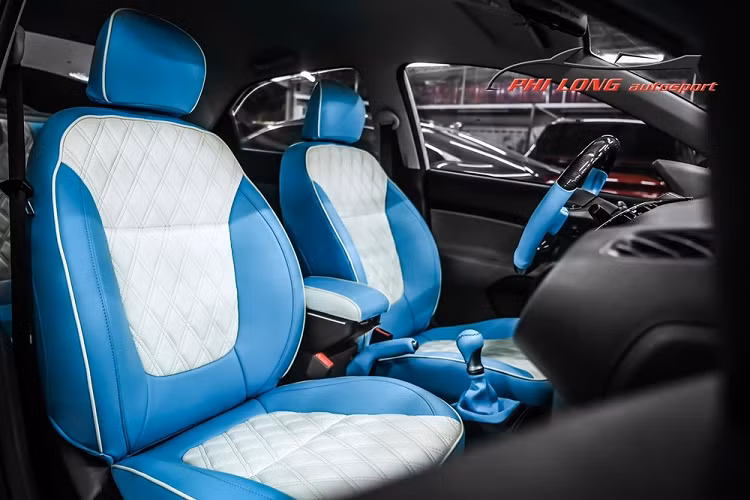 Vòng ra bên hông đuôi xe, bộ body kit mới có điểm nhấn ở các đường cắt xẻ ở nẹp sườn và ấn tượng nhất chính là dàn chân đến từ bộ mâm Project – Climax Lenso có thiết kế 10 chấu đơn được sơn màu tối cùng kẹp phanh Brembo màu xanh nhạt. Gương chiếu hậu của xe được nâng cấp thêm đèn xi-nhan LED.