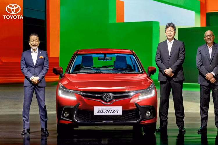 Chẳng bao lâu sau khi Suzuki Baleno thế hệ mới trình làng, Toyota Glanza 2022 mới cũng được giới thiệu tại thị trường Ấn Độ. Tương tự phiên bản cũ, Toyota Glanza 2022 được phát triển dựa trên Suzuki Baleno. Trên thực tế, Glanza 2022 chính là phiên bản đổi tên và thay đổi nhẹ trong thiết kế của Suzuki Baleno mới.