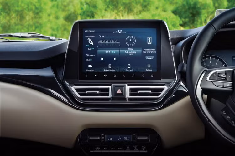 Ở bản cao cấp, Toyota Glanza 2022 sẽ có màn hình hiển thị thông tin kính lái, màn hình thông tin giải trí dạng cảm ứng 9 inch, điều hòa tự động cũng như cửa gió điều hòa và cổng USB dành cho hàng ghế sau.