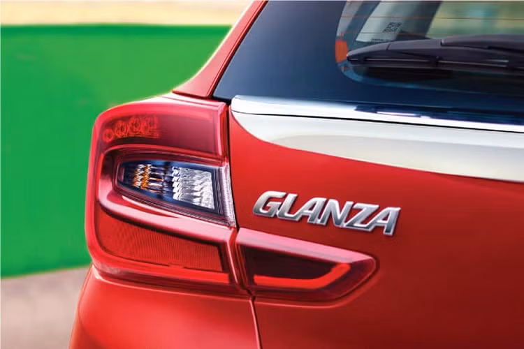 Khác với đầu xe, thiết kế bên sườn của Toyota Glanza 2022 gần như được bê nguyên từ Suzuki Baleno sang, trừ vành la-zăng. Tương tự sườn xe, thiết kế phía sau xe cũng giống với Suzuki Baleno, bao gồm cả cụm đèn hậu hình chữ "C". Ngay cả kích thước của Toyota Glanza 2022 cũng không thay đổi so với Suzuki Baleno. Mẫu xe hạng B này sở hữu chiều dài 3.990 mm, chiều rộng 1.745 mm, chiều cao 1.500 mm, chiều dài cơ sở 2.520 mm và chiều cao gầm 151 mm.