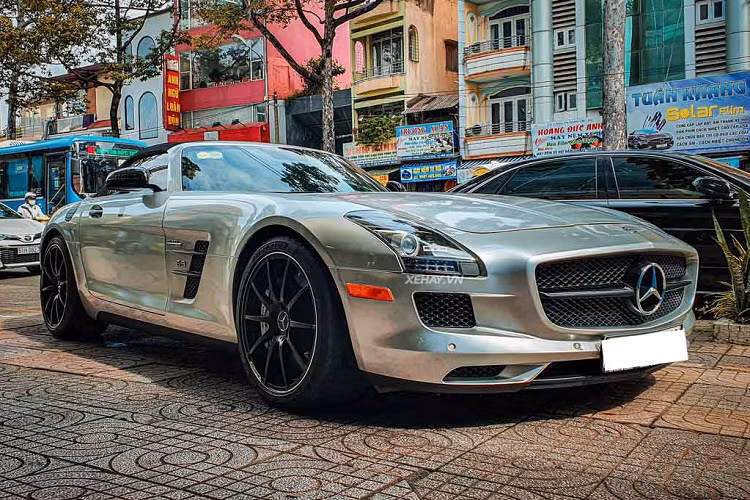 Về truyền động, xe sử dụng động cơ V8, dung tích 6.2L hút khí tự nhiên, sản sinh công suất 591 mã lực tại 6.800 vòng/phút và 650 Nm mô-men xoắn tại 4.750 vòng/phút. Động cơ này đi kèm hộp số bán tự động 7 cấp và hệ dẫn động cầu sau. Xe có khả năng tăng tốc 0-100 km/h trong 3,7 giây, tốc độ tối đa 317 km/h.