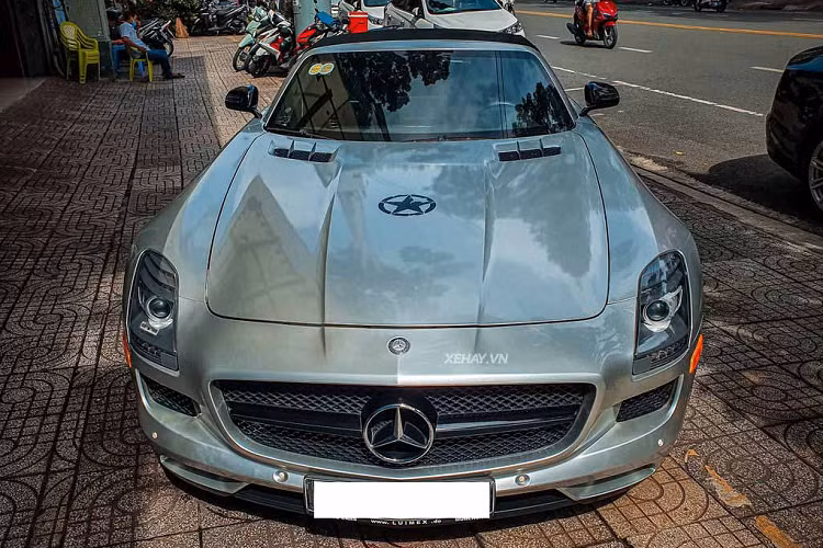 Thời gian gần đây, ông Đặng Lê Nguyên Vũ thường xuyên tự cầm lái những siêu phẩm trong garage của mình xuống phố, như Ferrari Roma, Porsche 911 Turbo S hay Aston Martin Vanquish,… . Và mới đây nhất, giới mê xe lại bắt gặp Chủ tịch Trung Nguyên điều khiển chiếc Mercedes-Benz SLS AMG GT Roadster hàng độc tới một showroom kinh doanh siêu xe, xe thể thao có tiếng tại Q5, TP HCM.