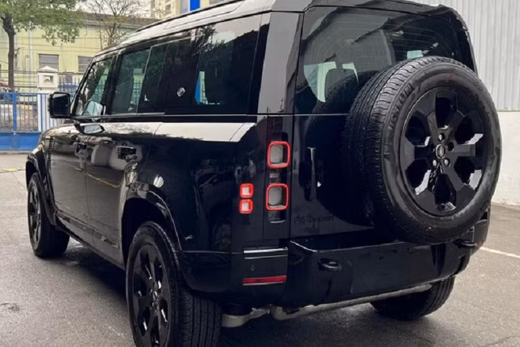 Khác với nhiều phiên bản Land Rover Defender X khác đang lăn bánh tại Việt Nam, chiếc Defender X biển ngũ quý 2 trong bài viết này thuộc biến thể Black Edition nên ngoại thất xe được hoàn thiện toàn bộ màu tối từ bộ áo, mâm xe, cản trước/sau, vỏ gương lưới tản nhiệt, mui xe đều được sơn màu đen, điểm nổi bật là kẹp phanh màu đỏ-cam và logo Land Rover không bị "nhuộm màu" ở bản Black Edition.