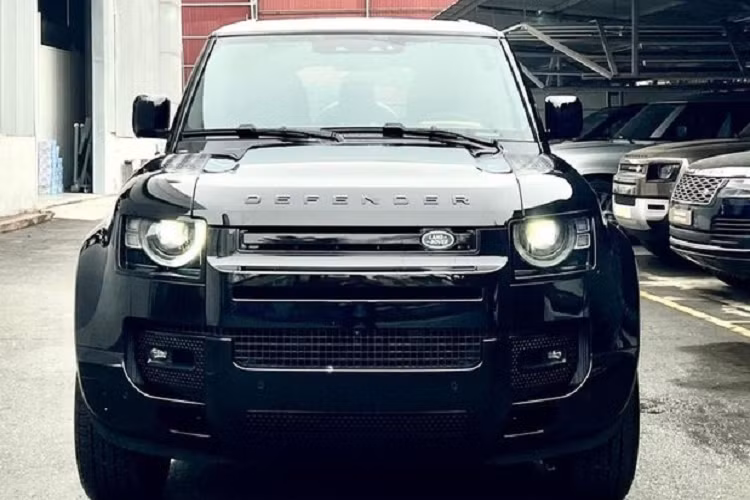 Đầu năm nay, một chiếc xe Land Rover Defender X Black Edition nhập khẩu chính hãng về Việt Nam để tìm kiếm khách và nhanh chóng được chốt đơn. Hiện chưa rõ số lượng Defender X phiên bản Black Edition tại Việt Nam, nhưng khá thú vị là có một chiếc Land Rover Defender X Black Edition biển số ngũ quý 2 đã lộ diện ở TP HCM.